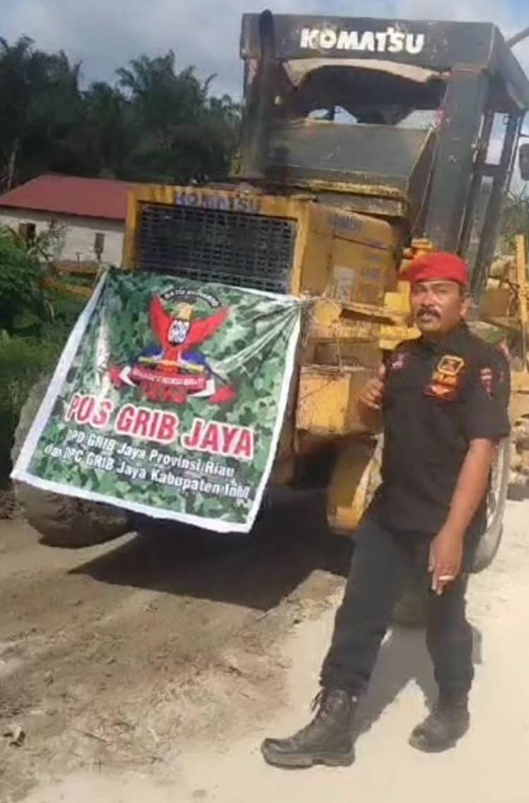 Grib Jaya Inhil Perbaiki Jalan Desa Petalongan Keritang Inhil Sepanjang 8 Kilometer dengan Alat Berat