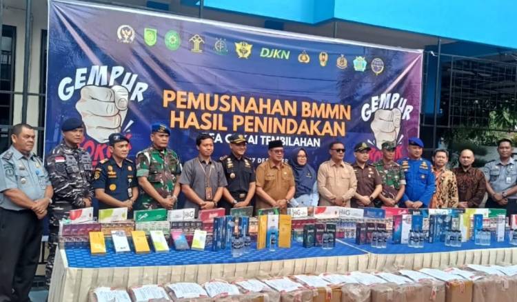 Komitmen Dukung Program Asta Cita, Bea Cukai Tembilahan Musnahkan Rokok Ilegal dan Minuman Beralkohol