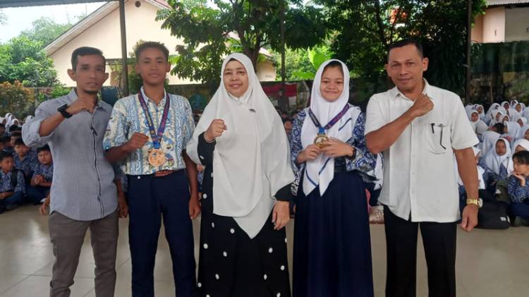 Dua Siswa UPT SMPN 1 Bangkinang Kota Sabet Medali Emas dan Perunggu pada Kejuaraan Karate Internasional 2024 di Batam