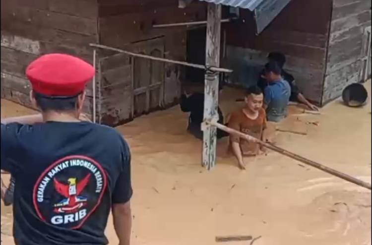 Banjir Melanda Desa Keritang Hulu, Relawan Grib Jaya Inhil Distribusikan Bantuan