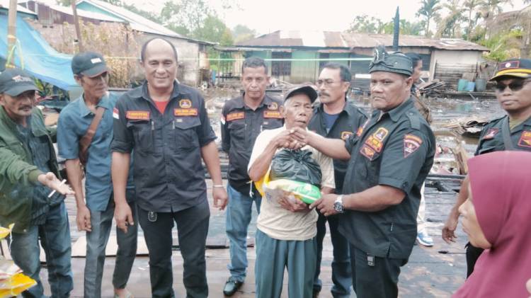 GRIB Jaya Inhil Salurkan Bantuan untuk Korban Kebakaran di Desa Sungai Gantang