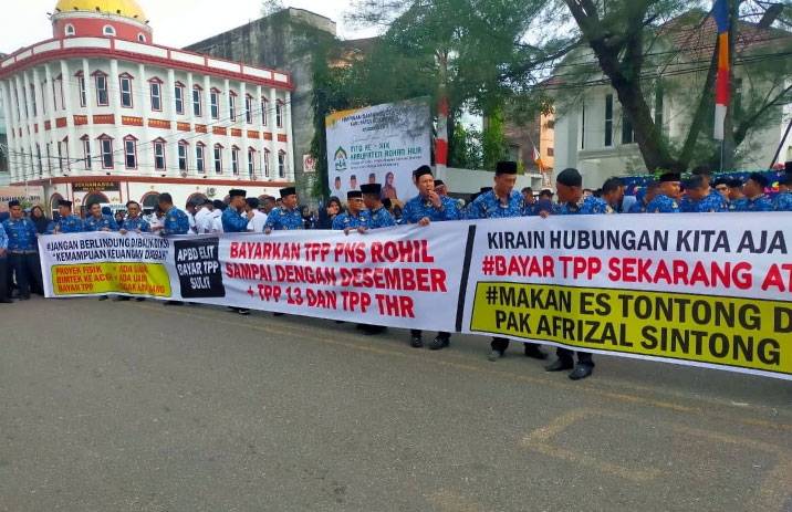 Tuntut TPP dan Gaji, ASN dan Honorer Demo di Depan Kantor BPKAD Rohil