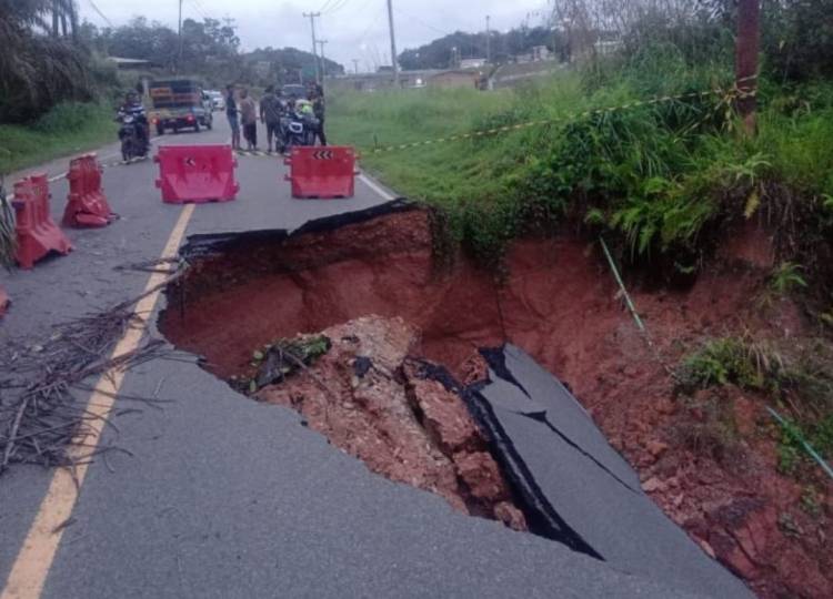 Jalan Lintas Riau-Sumbar Tanjung Alai Amblas Lagi, Gunakan Jalan Alternatif