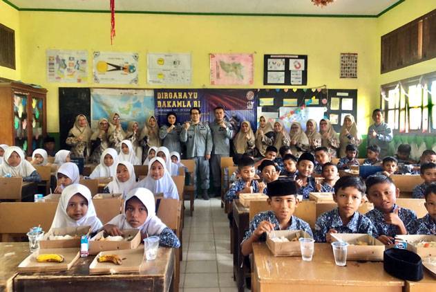 Kepala Bakamla RI Pimpin Makan Siang Bergizi Terhadap 2.500 siswa/i sekolah di Indonesia