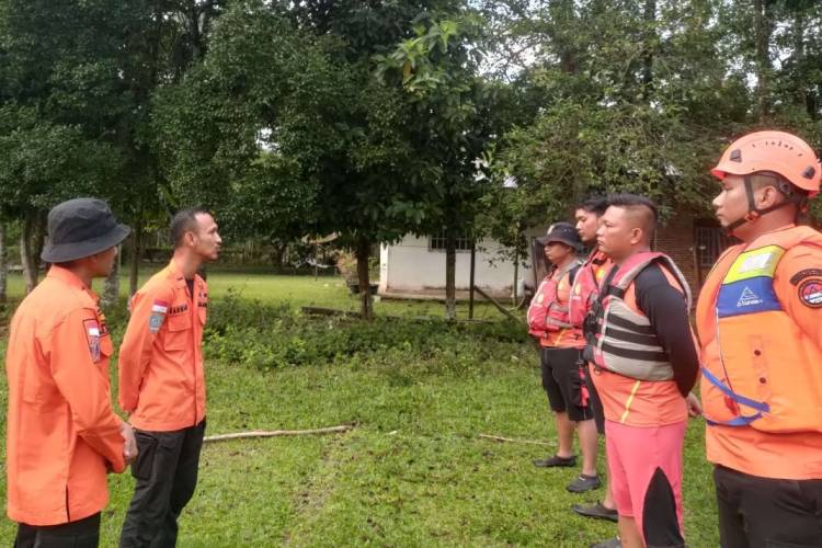 Kakek Terjatuh, Hilang Terseret Arus Deras di Salo Kampar