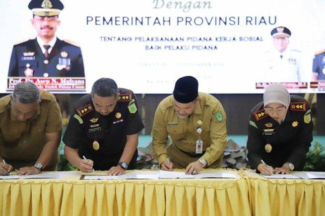 Dukung Penerapan KUHP Baru, Kejari dan Pemkab Inhil Teken MoU Pidana Kerja Sosial