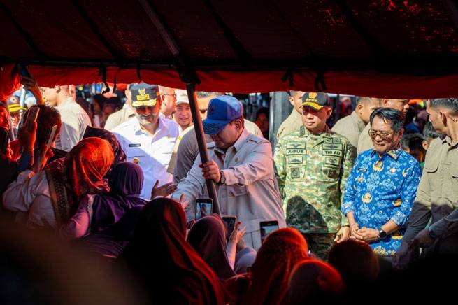 Panglima TNI Dampingi Presiden RI Tinjau Posko Pengungsian dan Dapur Lapangan di Padang Pariaman
