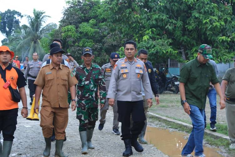 Kapolres Inhil Kunjungi Korban Bencana Banjir di Kemuning