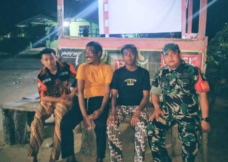 Penguatan Binter, Anggota Koramil 0321-02/ lTP Bersama Pemuda Patroli Siskamling Di Desa Binaan Bangko Sempurna
