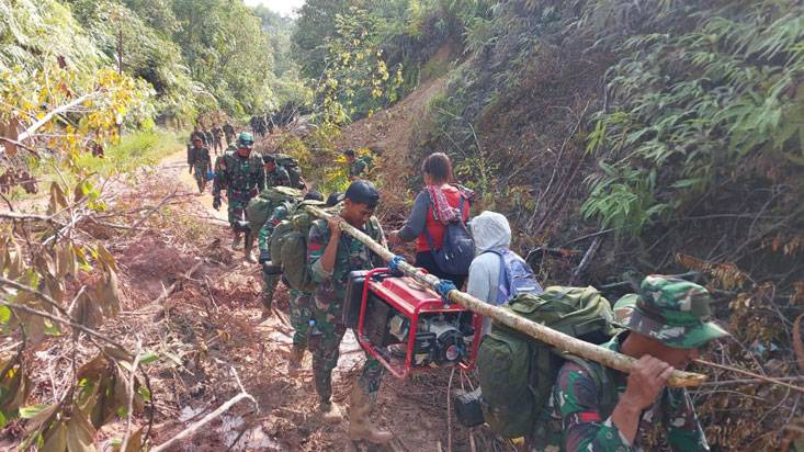 TNI Terobos 20 Titik Longsor Dengan Berjalan Kaki, Logistik Bencana Didorong ke Wilayah Terisolir Tapteng