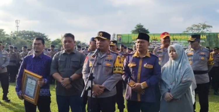 Kapolda Riau Berikan Penghargaan kepada Personel, Tim Trauma Healing Mahasiswa dan Tim Media Terkait Penanganan Bencana Sumatera