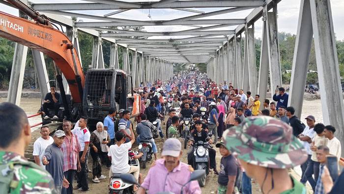 TNI Rampungkan Jembatan Bailey Teupin Mane, Aktivitas Warga Sekitar Kembali Normal