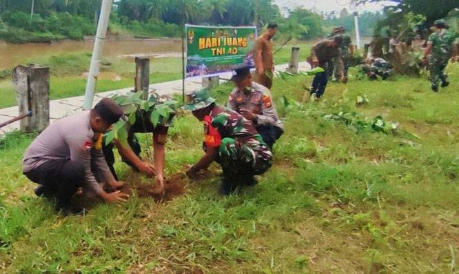 Peduli Alam, Personil TNI AD di Kabupaten Rokan Hulu Tanam Pohon