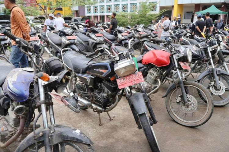 Sebanyak 204 Kendaraan Dinas Pemkab Inhil akan Dilelang, Bupati Lakukan Pengecekan