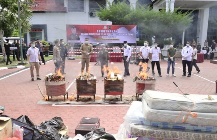 Kajari Bengkalis Musnahkan Barang Bukti, Mulai dari Sabu Hingga Pakaian Bekas