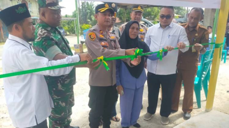 Kapolsek Kandis dan BAZNAS Serahkan Bantuan Rumah Layak Huni untuk Keluarga Rosnidar
