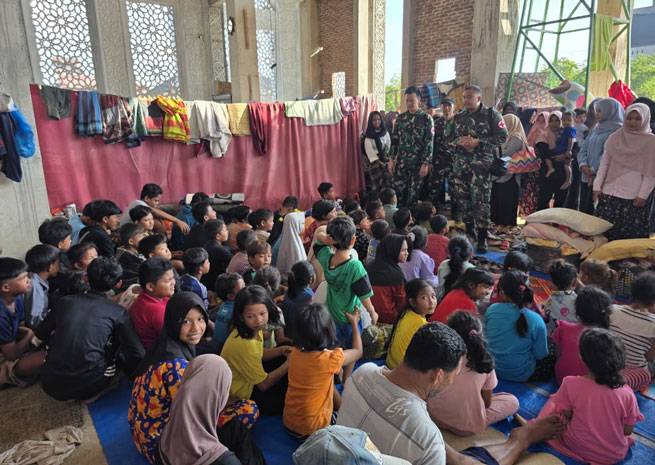 TNI dan Unsyiah Gelar Trauma Healing untuk Anak Korban Banjir di Pidie Jaya