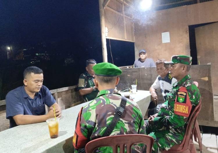 Bersama RT/RW dan Warga, Dua Babinsa Koramil 0321-02/TP Gelar Patroli Siskamling di Ujungtanjung
