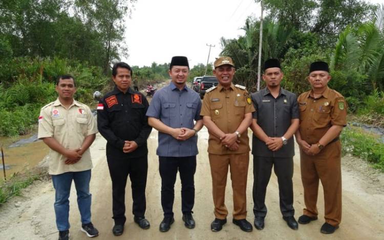 Bupati Inhil Dampingi Syahrul Aidi Tinjau Pembangunan Jalan Menuju Pelabuhan Roro Tembilahan