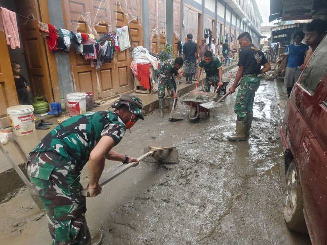 Ratusan Prajurit TNI Bersihkan Pasar Kuala Simpang, Dorong Pemulihan Ekonomi Pascabanjir
