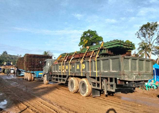 TNI Kerahkan Yon Zipur I/DD Pasang Jembatan Bailey Penghubung Tapsel-Tapteng