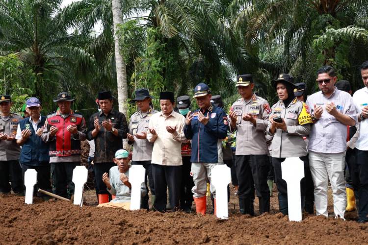 10 Jenazah Korban Galodo Tak Teridentifikasi Dimakamkan Massal di Agam