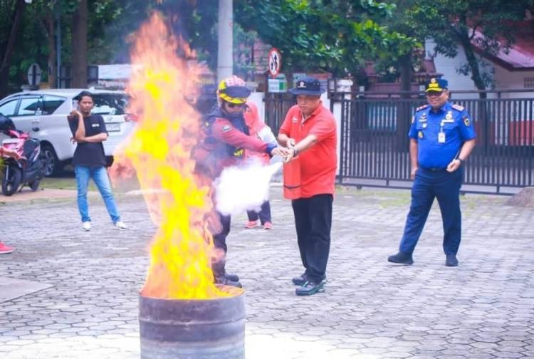 Cegah Potensi Kebakaran, Damkar Pekanbaru Latih Relawan PMI  &lrm;