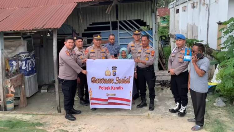 Wujud Kepedulian Polri, Polsek Kandis Bantu Lansia Terdampak Longsor Akibat Hujan Berkepanjangan