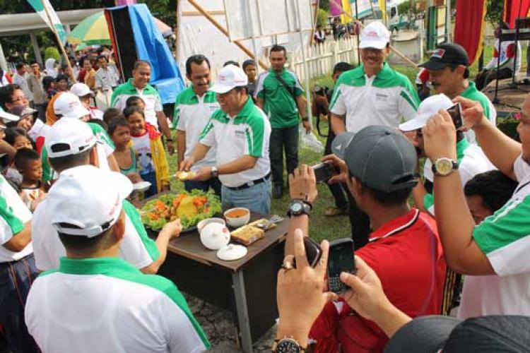 Bupati Mengisi HUT Ke-44 di Tengah Peserta Jalan Santai