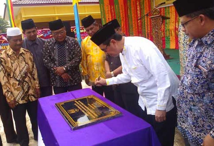 Bupati Siak Resmikan Gedung MI    