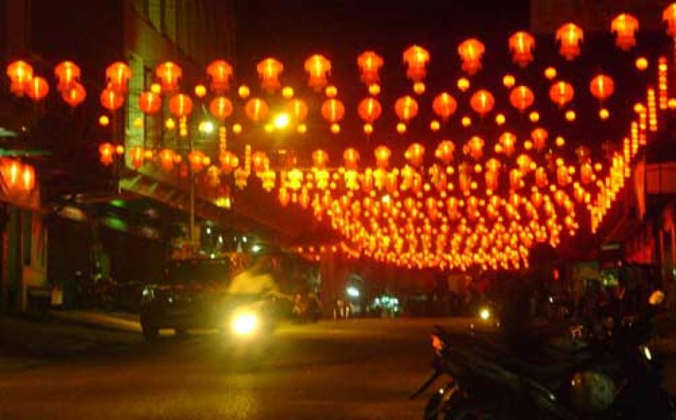 Jelang Imlek, Lampion Indahkan Kota Siak    