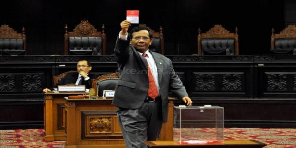 Mahfud: Akil Sembunyikan Uangnya di Dinding Ruang Karaoke