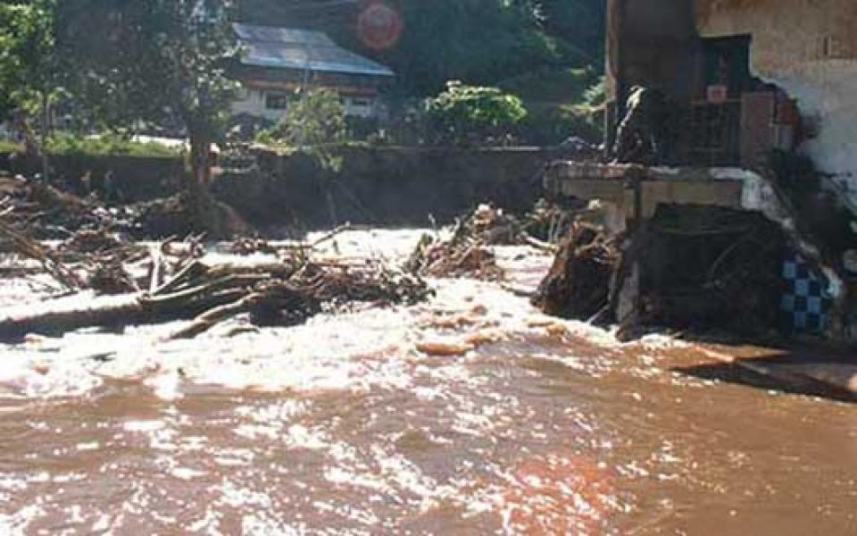 Manado Dilanda Banjir Bandang, 10 Rumah Tertimbun Longsor