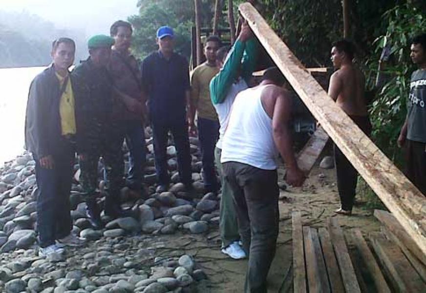 Massa Hadang Tim Illog di Depan Kantor Camat Koto Kampar Hulu