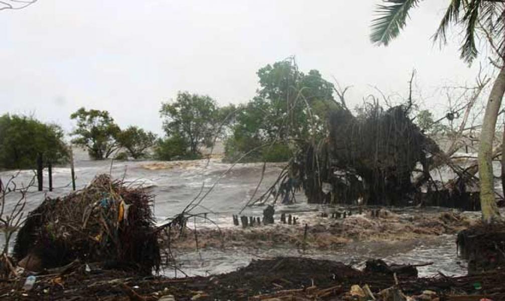 Ombak Selat Malaka Terjang Rangsang Pesisir