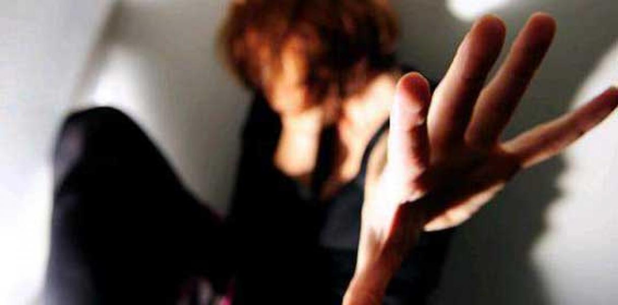 Pergoki Suami Tengah Selingkuh, Wanita Ini Dilempar dari Mobil
