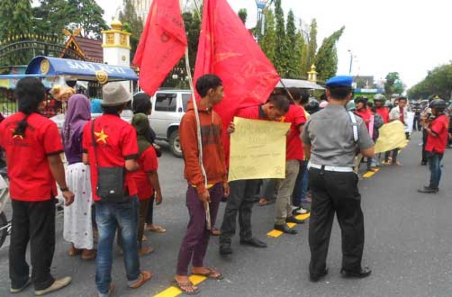 Puluhan Pendemo Tolak Diberlakukannya JKN/BPS di Kota Pekanbaru