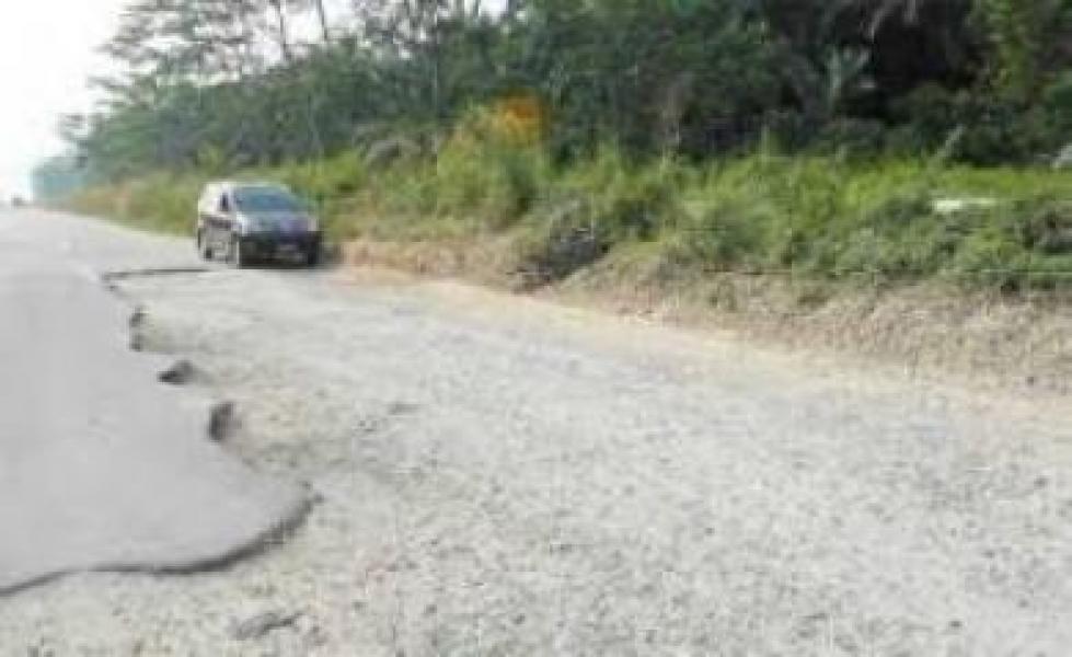 Ruas Jalan Kuok - Pulau Lawas Rusak Dilewati Mobil Tonase Tinggi