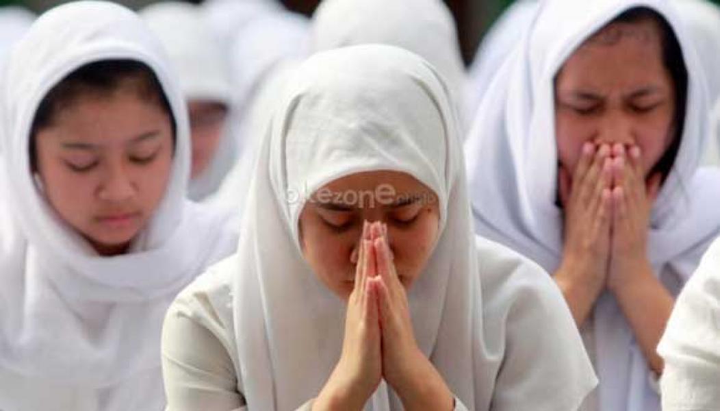 Tangis & Doa di Tengah Gempa 6,5 SR