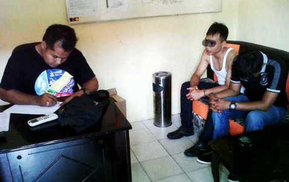 Tertangkap Ngeganja, Dua Pemuda Menangis