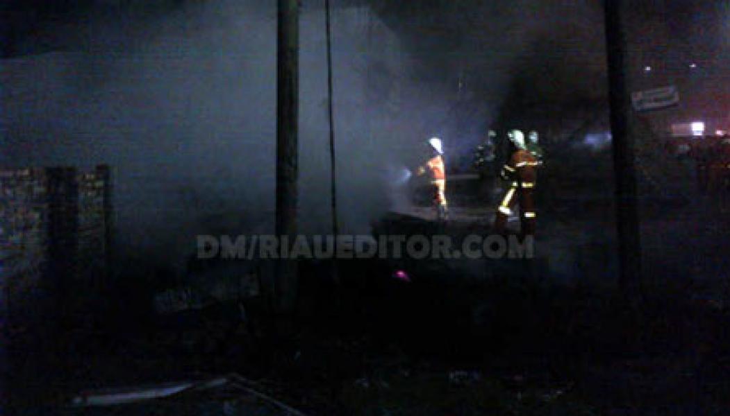 Api Hanguskan Dua Kedai Papan