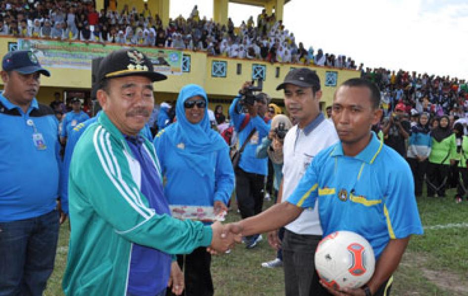 Bupati Bengkalis Buka Turnamen Sepakbola SMPN 1 Mandau Cup VII
