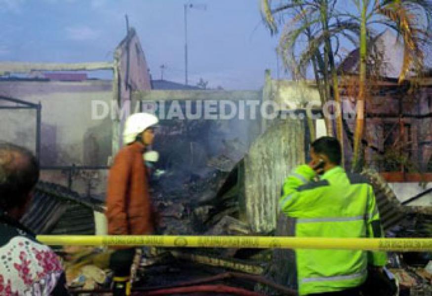 Mess Karyawan Rumah Makan Hj Upik Terbakar