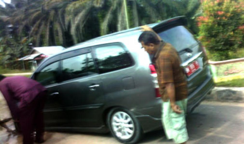 Mobil Plat Merah Terpuruk di Jalan Raya Bagan Siapiapi - Ujung Tanjung