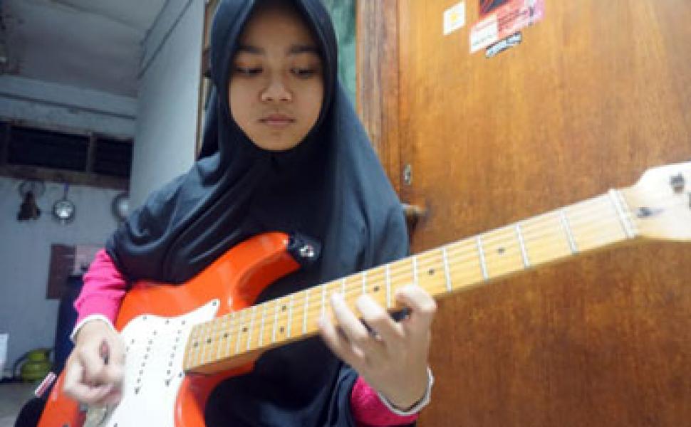 Pintar Main Gitar, Meli Ternyata Juga Juara Kelas