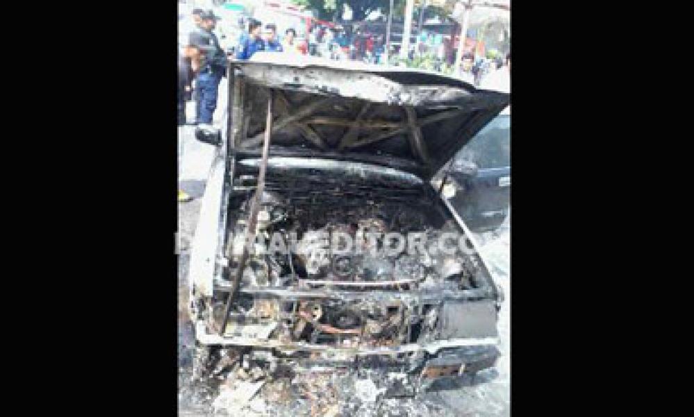 Sebuah Sedan Terbakar Dijalan Harapan Raya