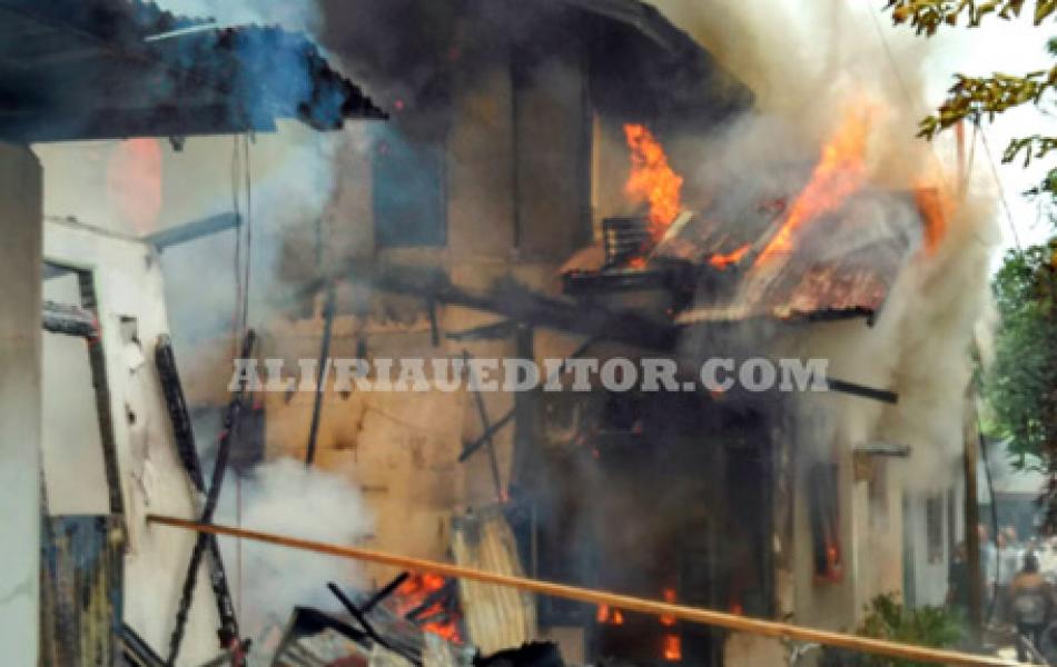 4 Unit Rumah di Jalan Azki Aris Rengat Terbakar