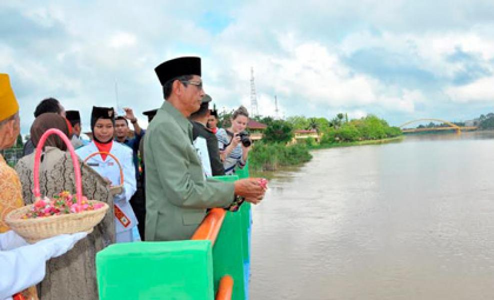 Anak Bupati Tulus Teteskan Airmata Saat Tabur Bunga di Sungai Indragiri
