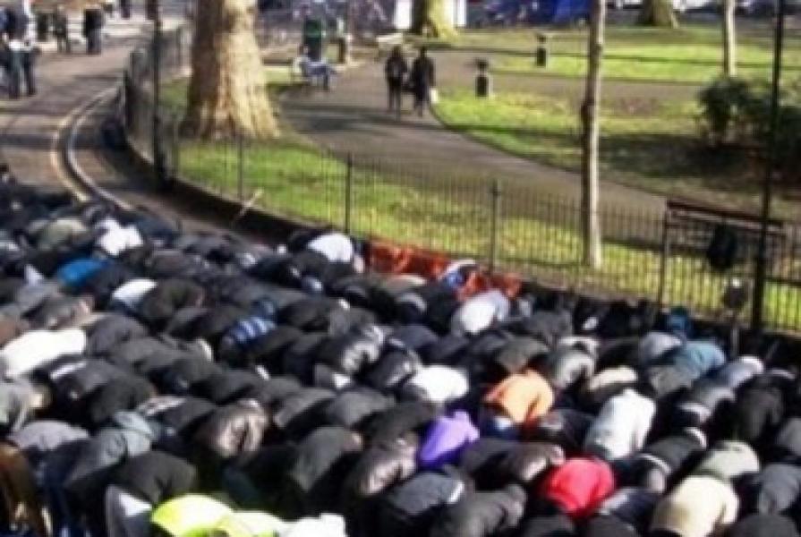 Astaghfirullah... Dua Wanita Inggris Kencing di Depan Orang Shalat