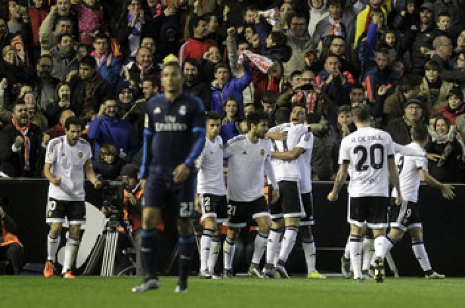 Dramatis, Skuad Gary Neville Tahan Madrid di Mestalla